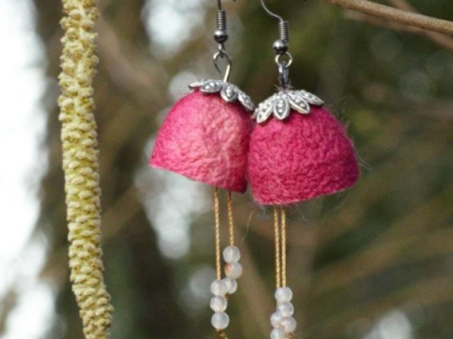 Boucles d'oreille en cocon de soie teinte en rose